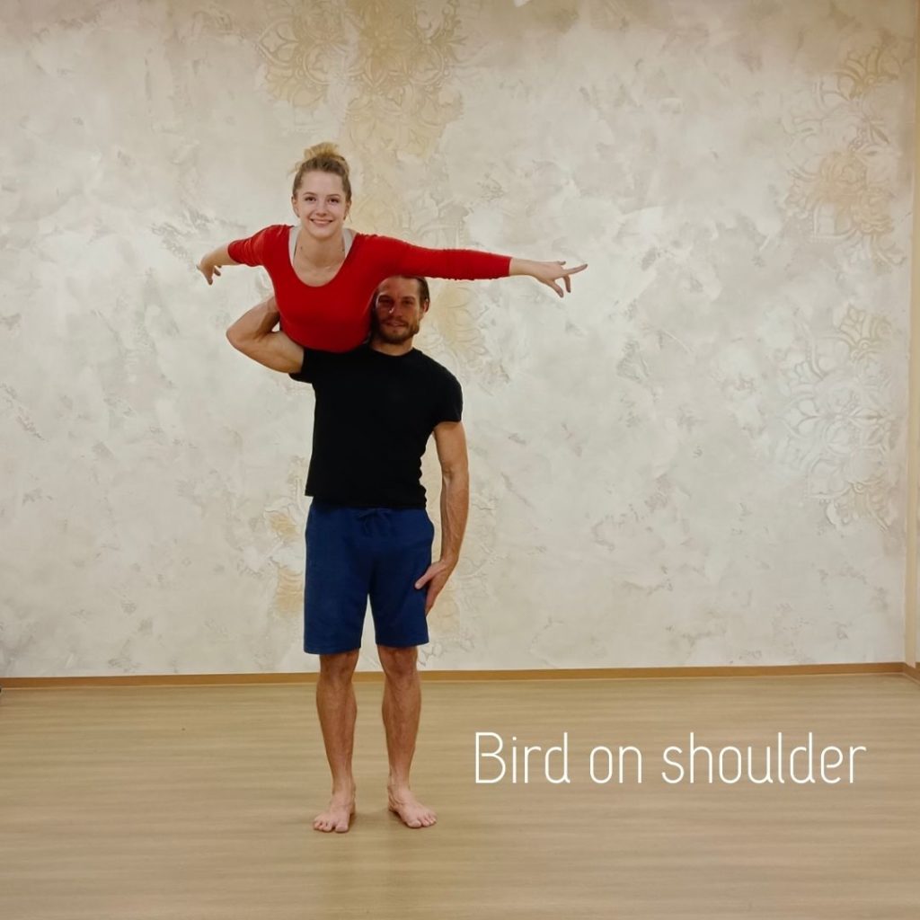 Bird on shoulder acroyoga pozice