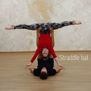 Pozice straddle bat (netopýr) v acroyoze